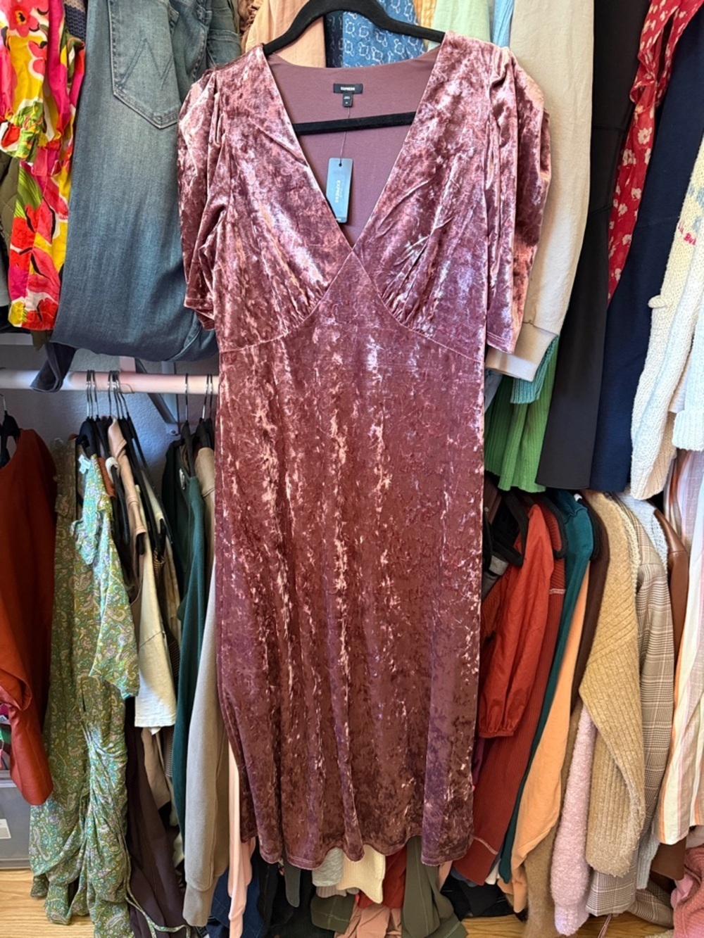 NWT EXPRESS Crushed Velvet V-Neck Puff Sleeve Midi Dress Sz Medium - Picture 5 of 6